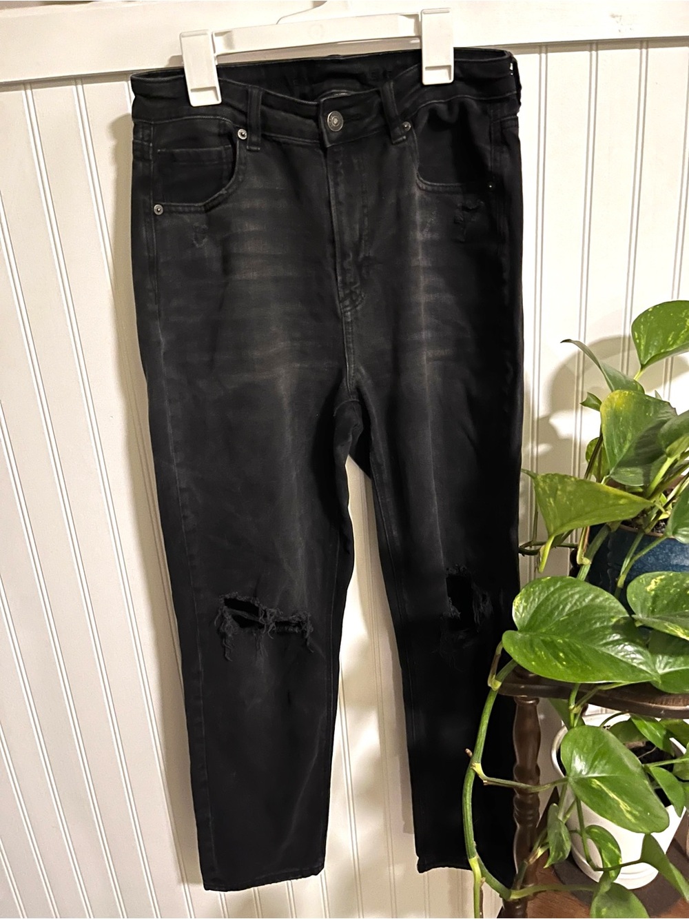 American Eagle Outfitters Black Straight-Leg Jeans with Knee Distress